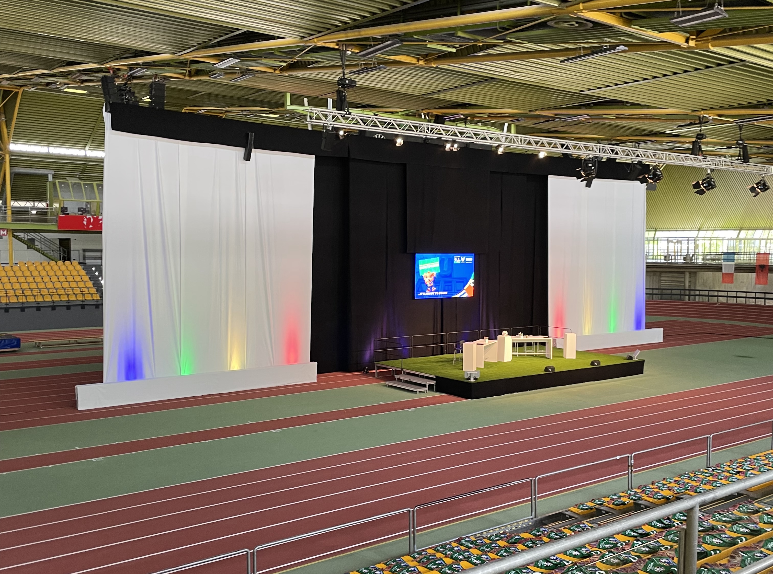 Eventtechnik hinter der Bühne beim Aufbau