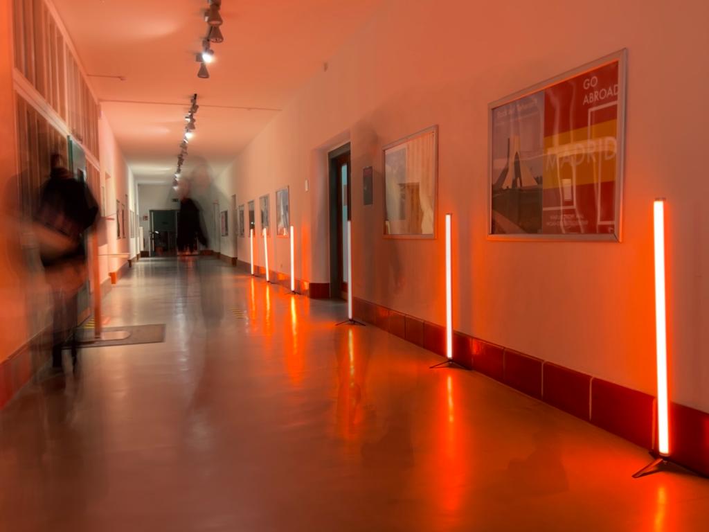 Professionelle Lichttechnik auf einer Bühne bei einer Veranstaltung