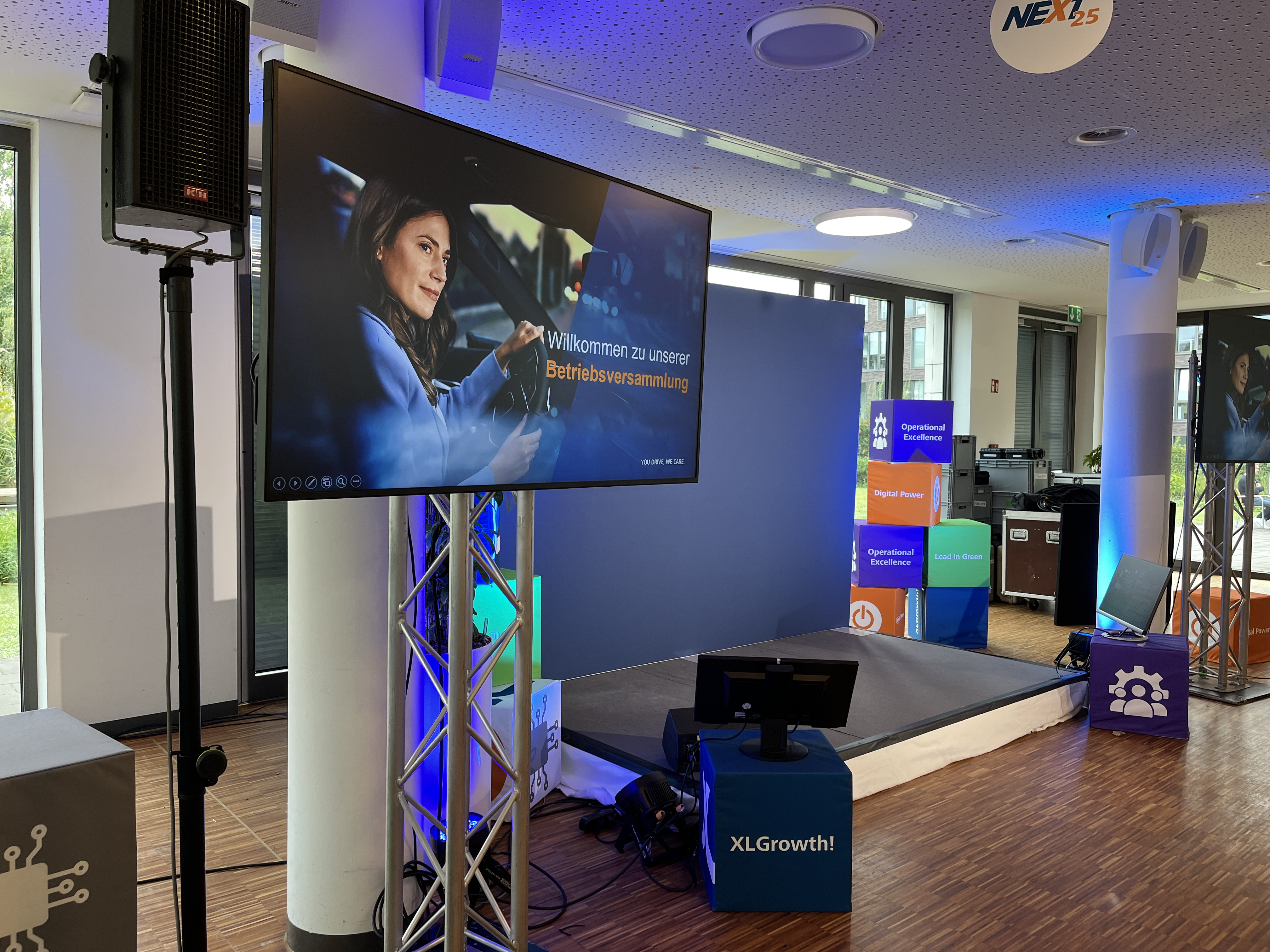 Techniker beim Aufbau von Eventtechnik